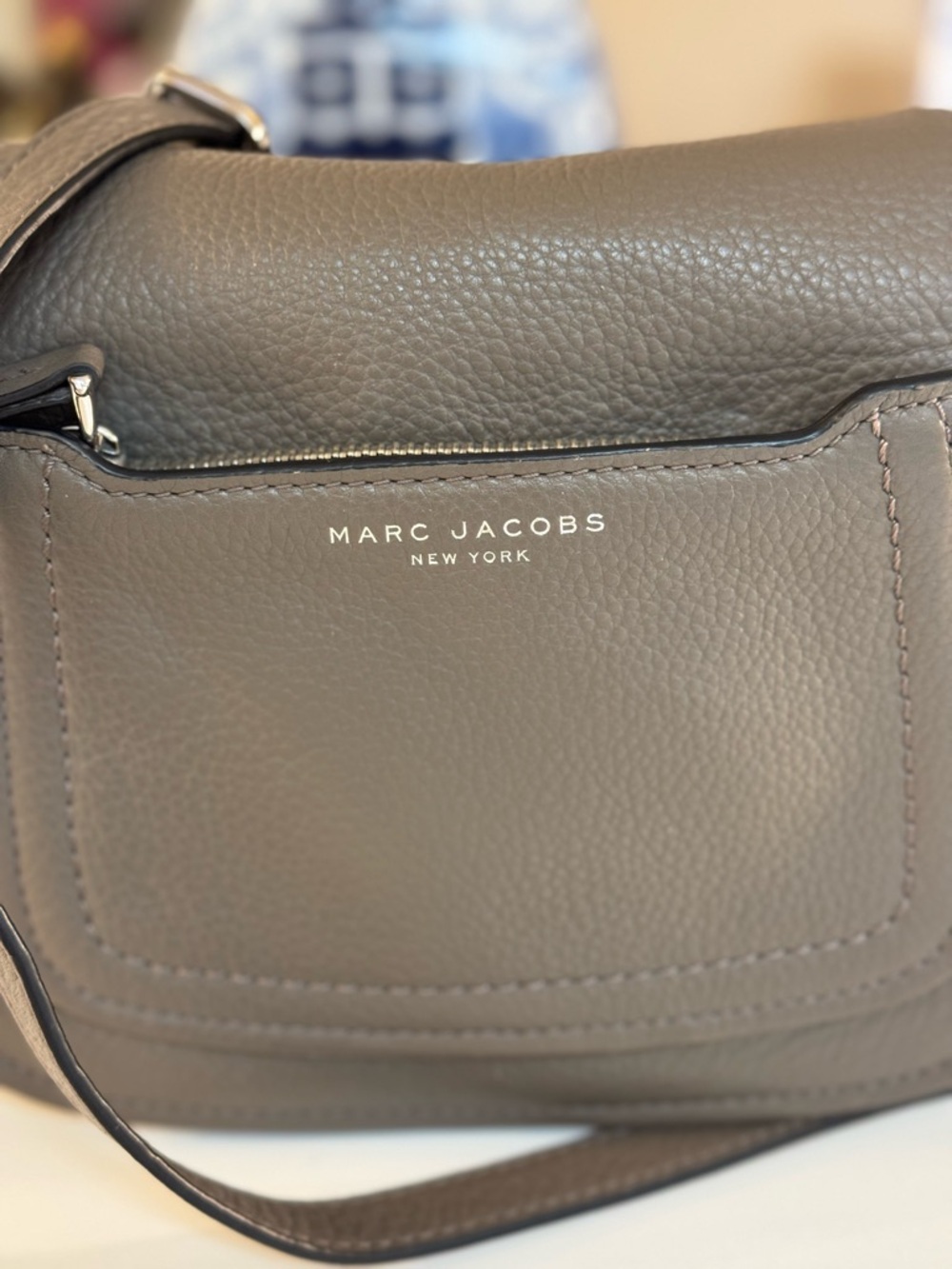 🩶 MARC JACOBS LEATHER EMPIRE CITY MESSENGER BAG! - Picture 2 of 12